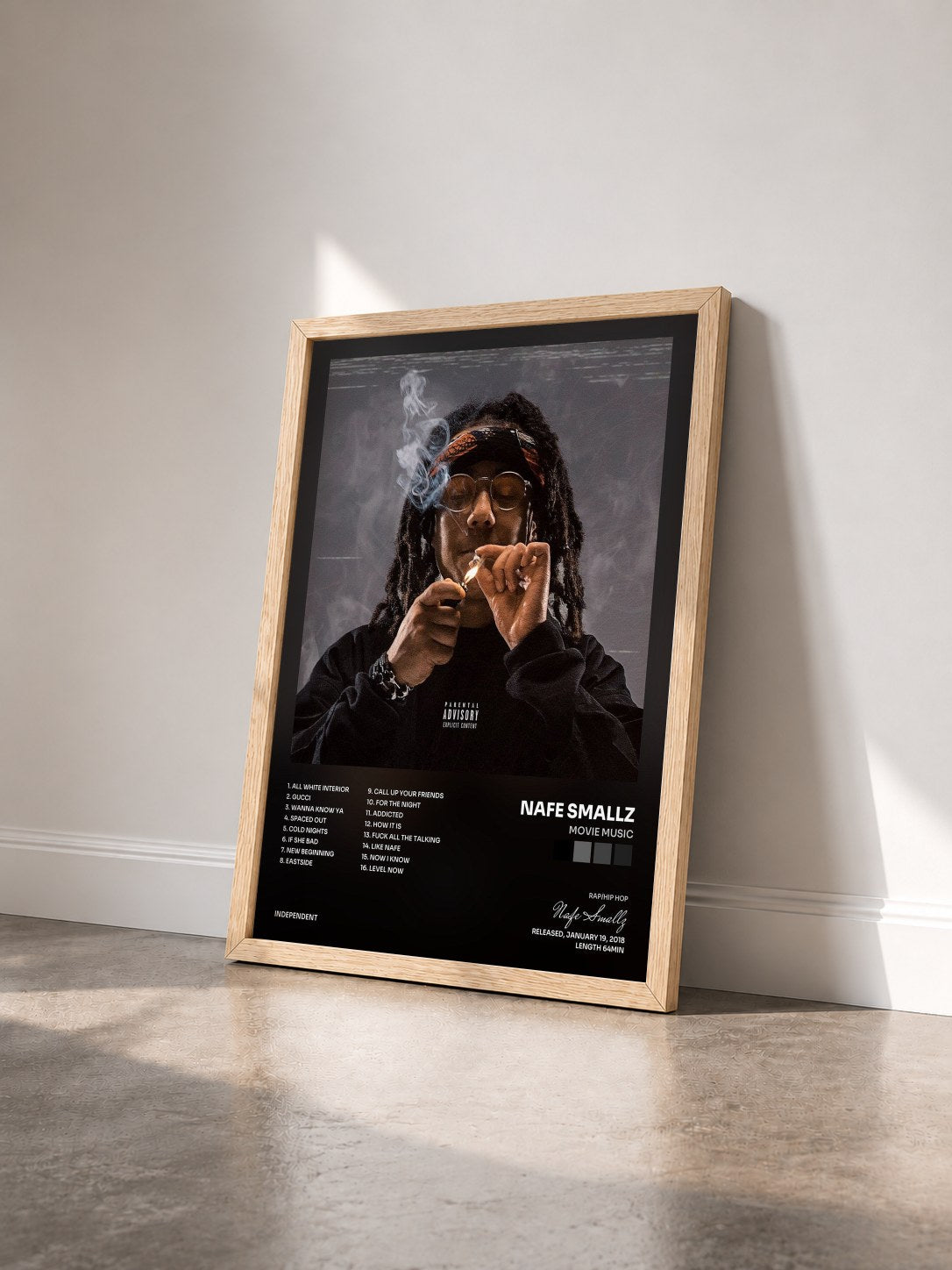 #bois Tableau de l'album Movie Music de Nafe Smallz vu de trois quarts, cadre en bois brut