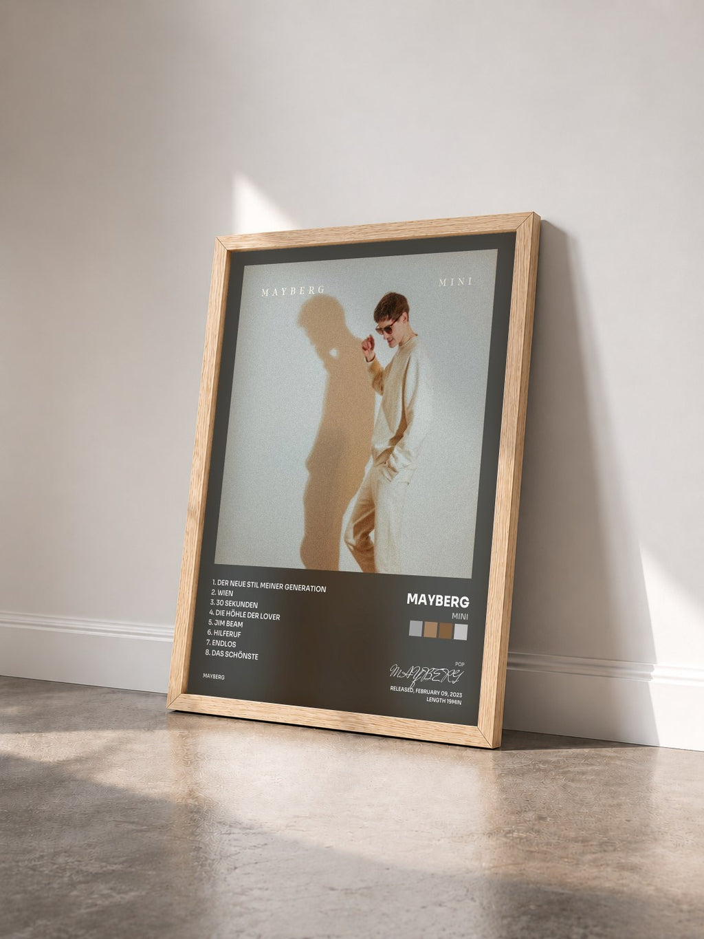 #bois Tableau de l'album MINI de MAYBERG vu de trois quarts, cadre en bois brut