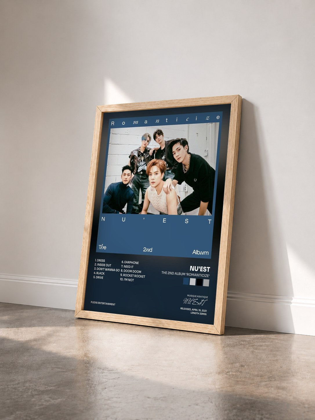 #bois Tableau de l'album The 2nd Album ‘Romanticize’ de NU'EST vu de trois quarts, cadre en bois brut