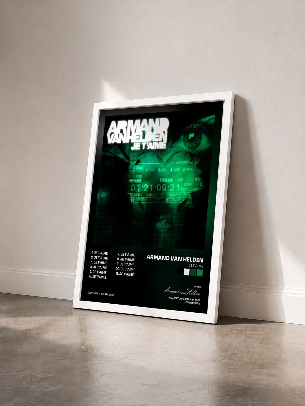 #blanc Tableau de l'album Je T'aime de Armand van Helden vu de trois quarts, cadre blanc