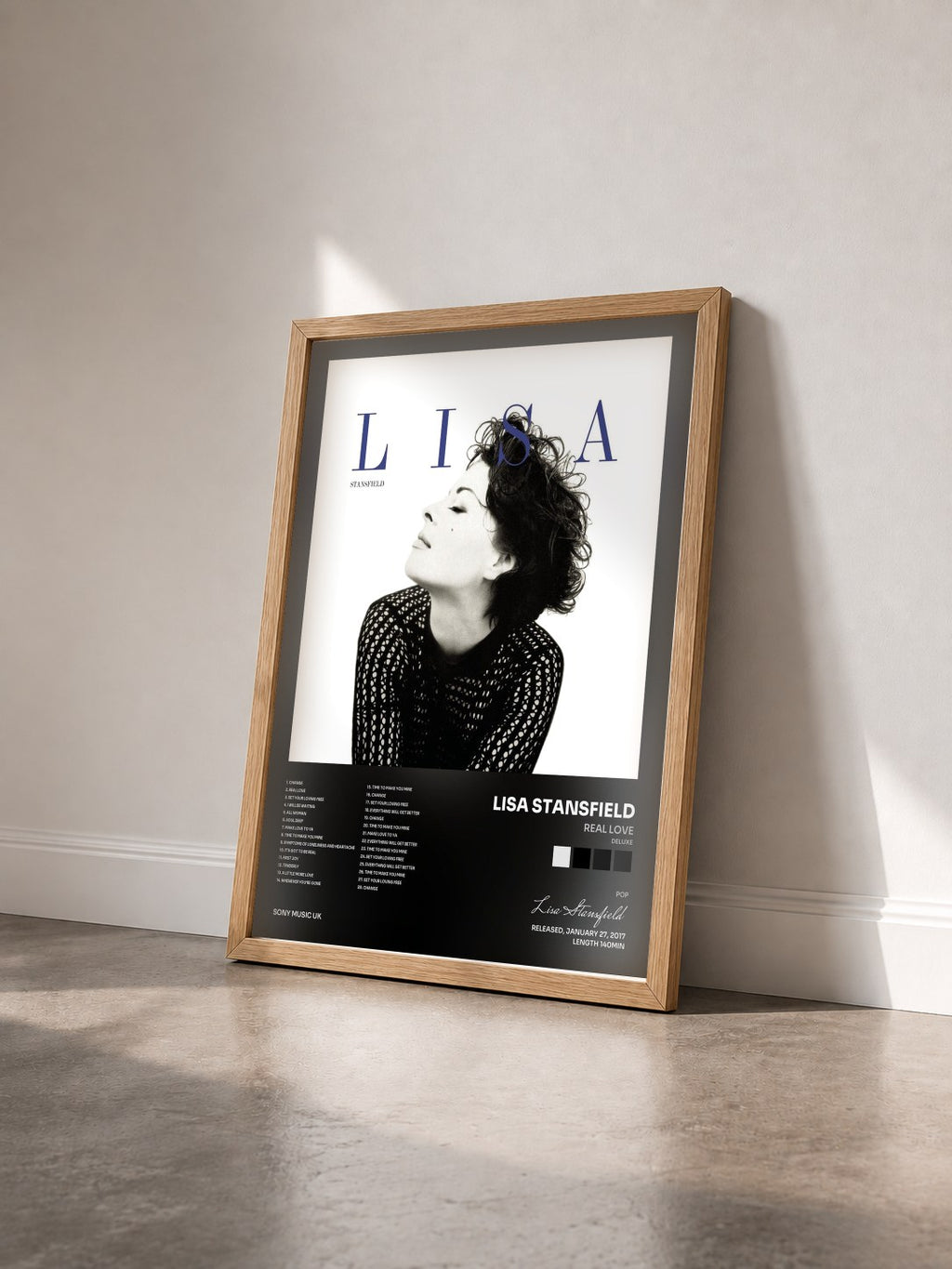 #bois Tableau de l'album Real Love (Deluxe) de Lisa Stansfield vu de trois quarts, cadre en bois brut