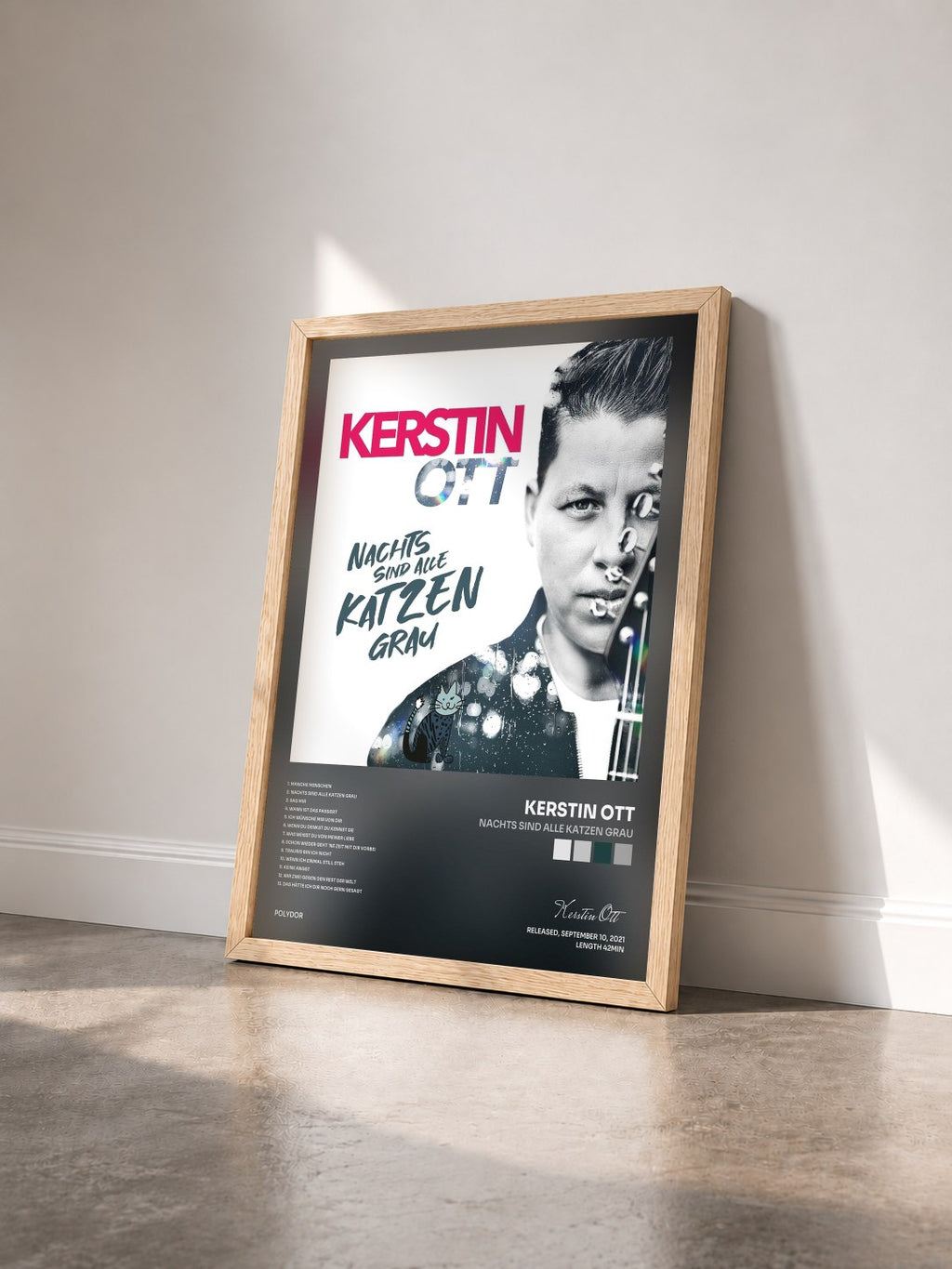 #bois Tableau de l'album Nachts sind alle Katzen grau de Kerstin Ott vu de trois quarts, cadre en bois brut