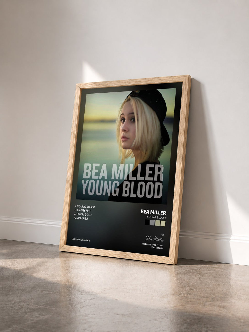 #bois Tableau de l'album Young Blood de Bea Miller vu de trois quarts, cadre en bois brut