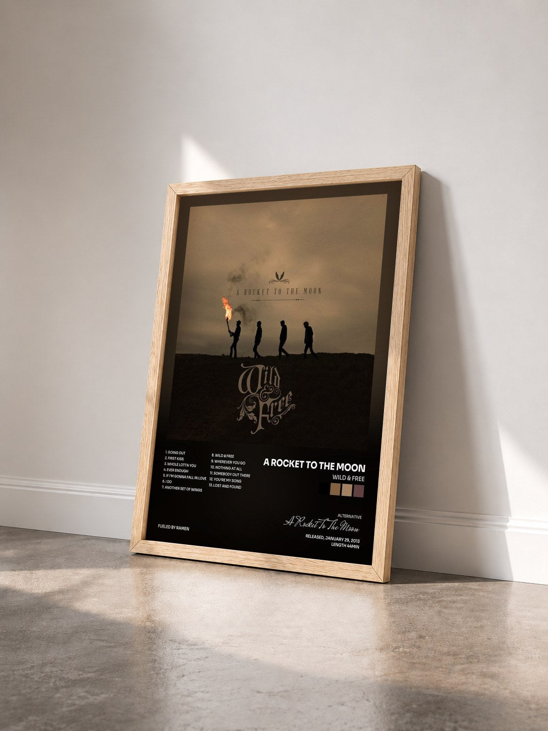 #bois Tableau de l'album Wild & Free de A Rocket To The Moon vu de trois quarts, cadre en bois brut