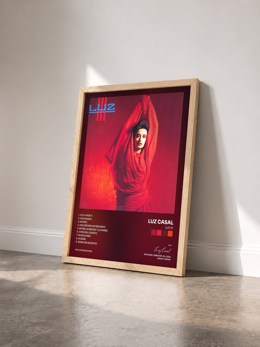 #bois Tableau de l'album Luz III de Luz Casal vu de trois quarts, cadre en bois brut