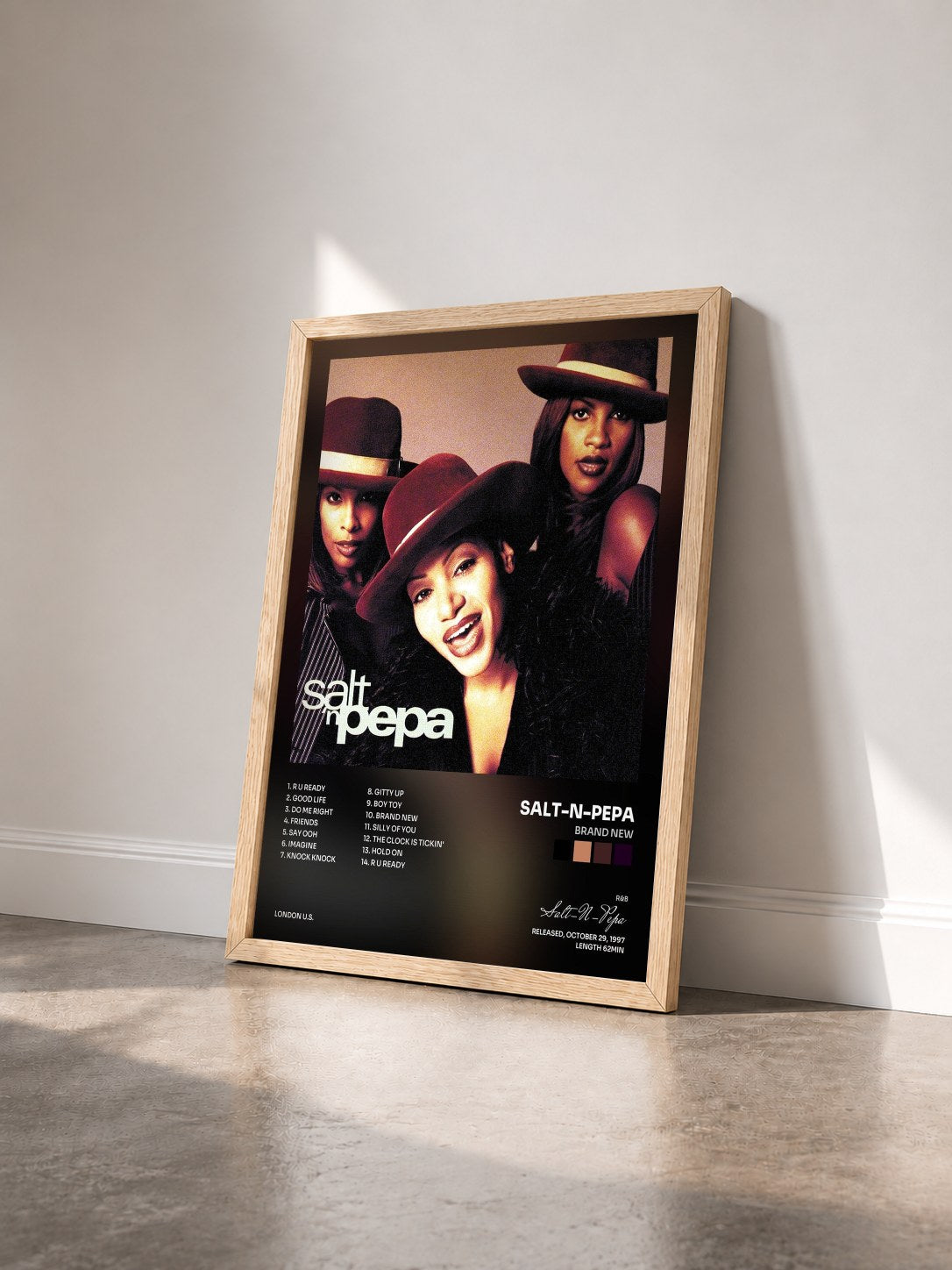 #bois Tableau de l'album Brand New de Salt-N-Pepa vu de trois quarts, cadre en bois brut
