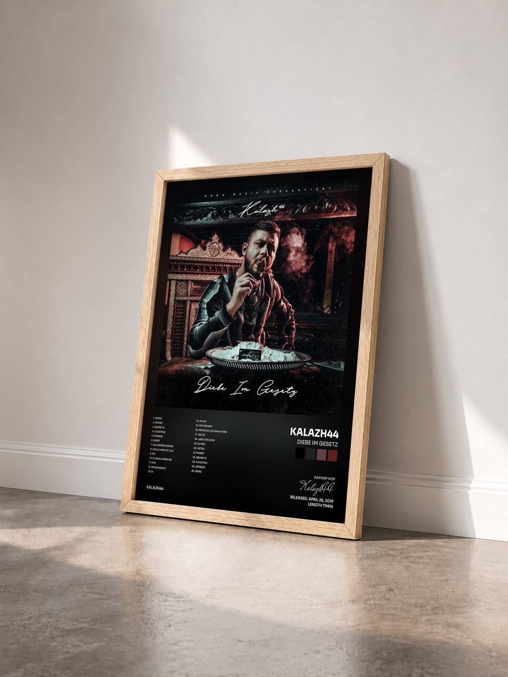 #bois Tableau de l'album Diebe im Gesetz de Kalazh44 vu de trois quarts, cadre en bois brut
