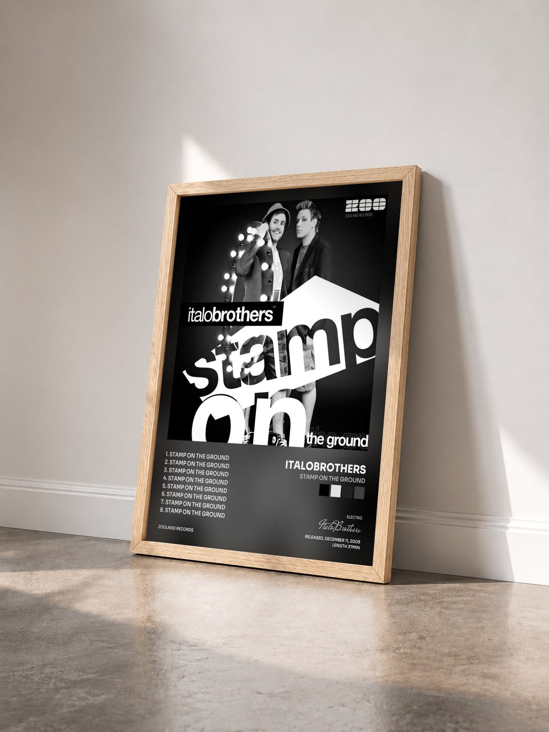 #bois Tableau de l'album Stamp On The Ground de ItaloBrothers vu de trois quarts, cadre en bois brut