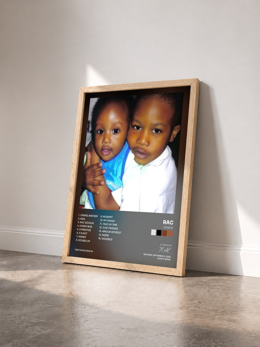 #bois Tableau de l'album Junkie de RAC vu de trois quarts, cadre en bois brut