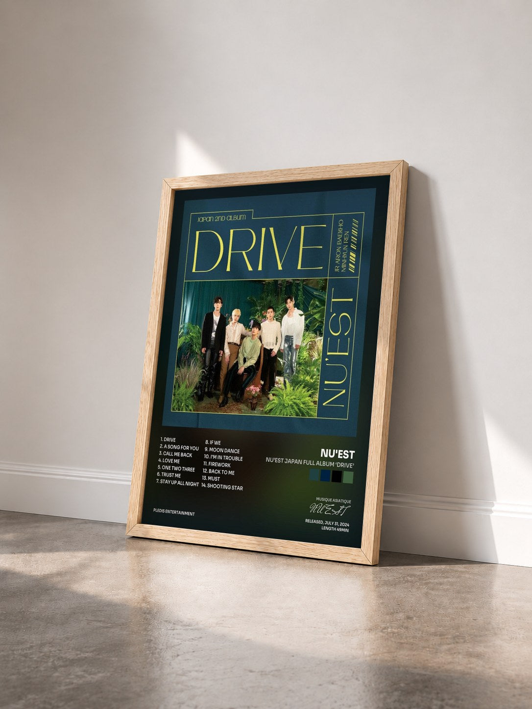 #bois Tableau de l'album NU’EST JAPAN FULL ALBUM ‘DRIVE’ de NU'EST vu de trois quarts, cadre en bois brut