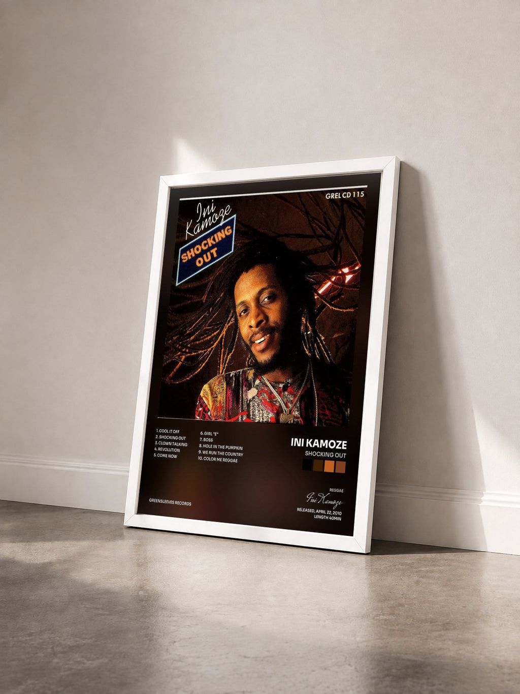 #blanc Tableau de l'album Shocking Out de Ini Kamoze vu de trois quarts, cadre blanc