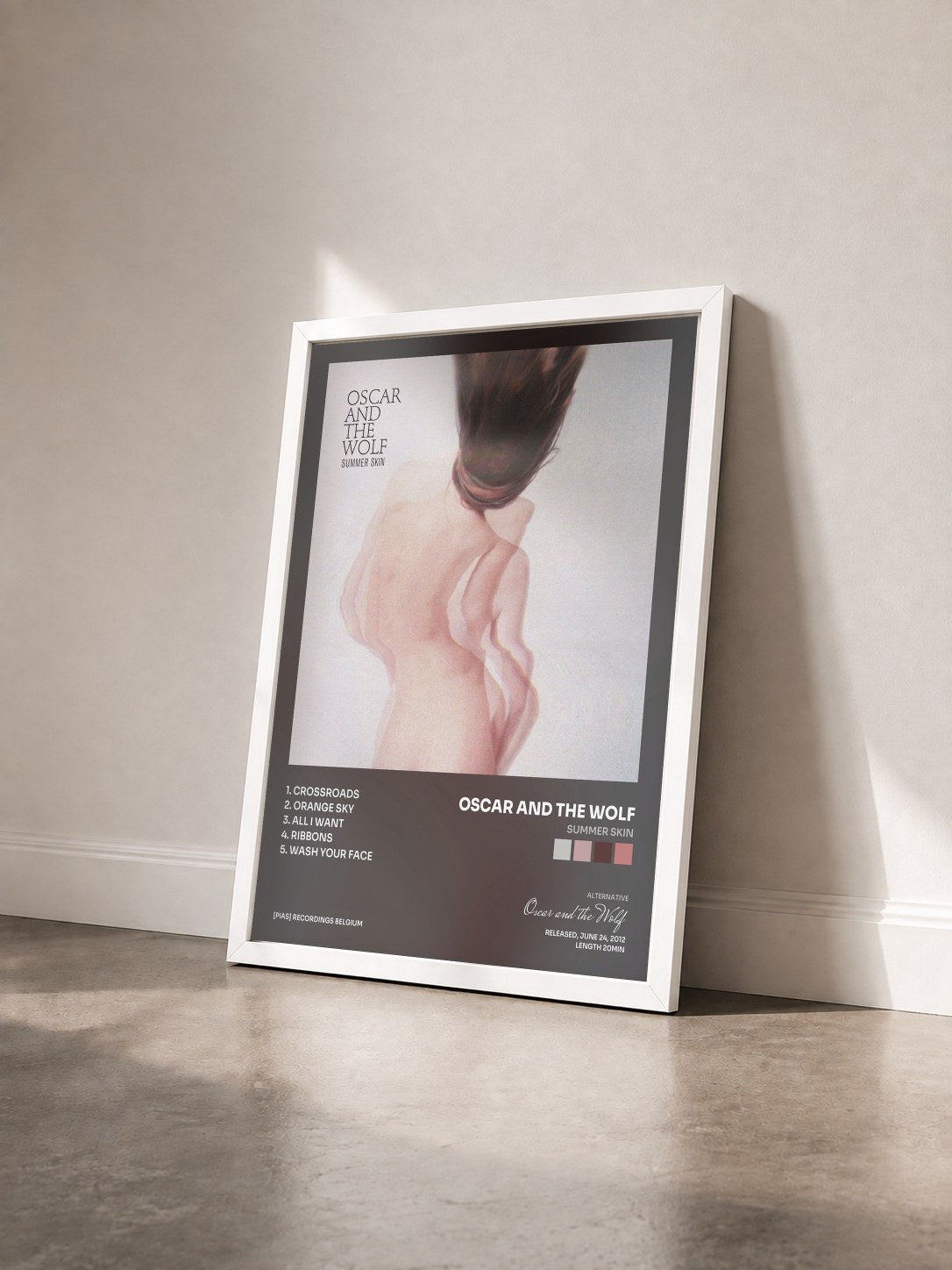 #blanc Tableau de l'album Summer Skin de Oscar and the Wolf vu de trois quarts, cadre blanc