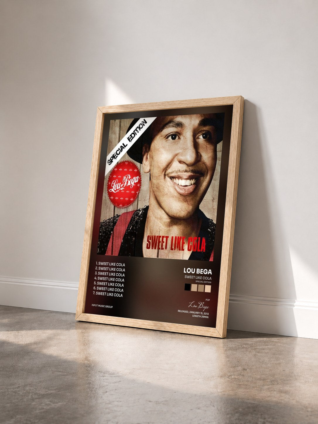 #bois Tableau de l'album Sweet Like Cola (Special Edition) de Lou Bega vu de trois quarts, cadre en bois brut