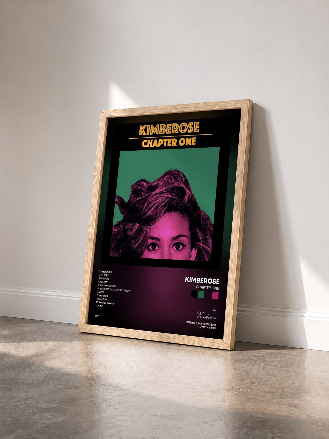 #bois Tableau de l'album Chapter One de Kimberose vu de trois quarts, cadre en bois brut