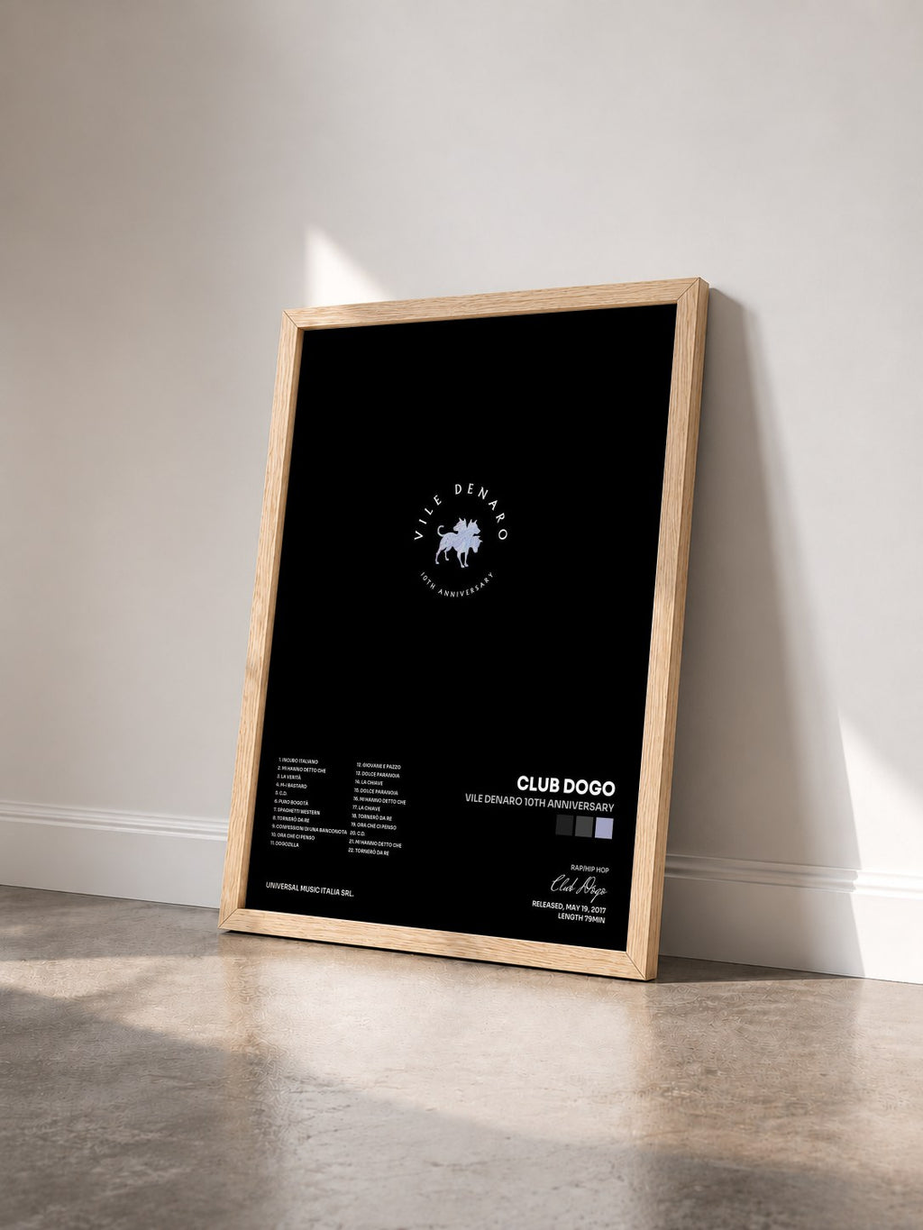 #bois Tableau de l'album Vile Denaro 10th Anniversary de Club Dogo vu de trois quarts, cadre en bois brut