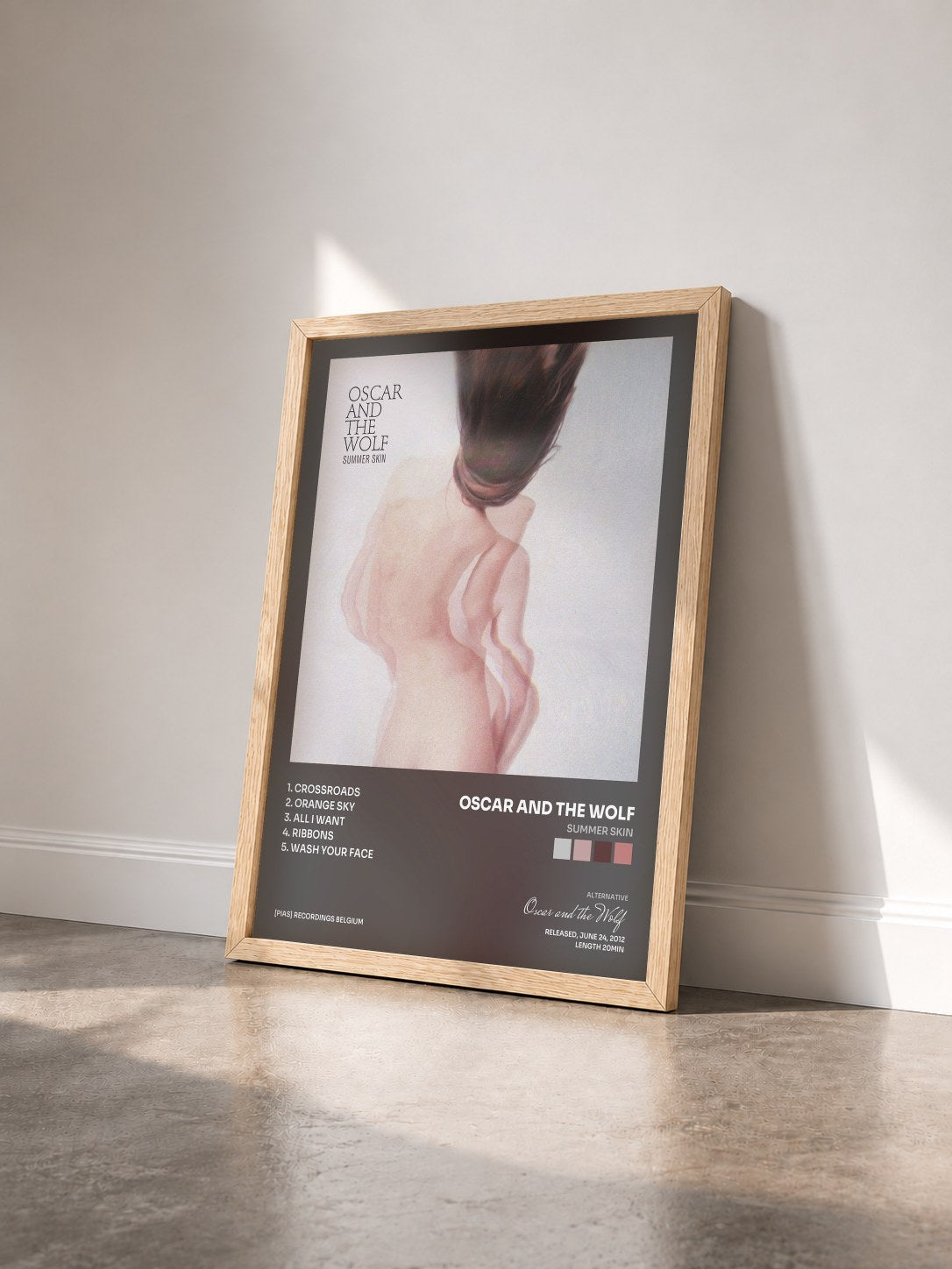 #bois Tableau de l'album Summer Skin de Oscar and the Wolf vu de trois quarts, cadre en bois brut
