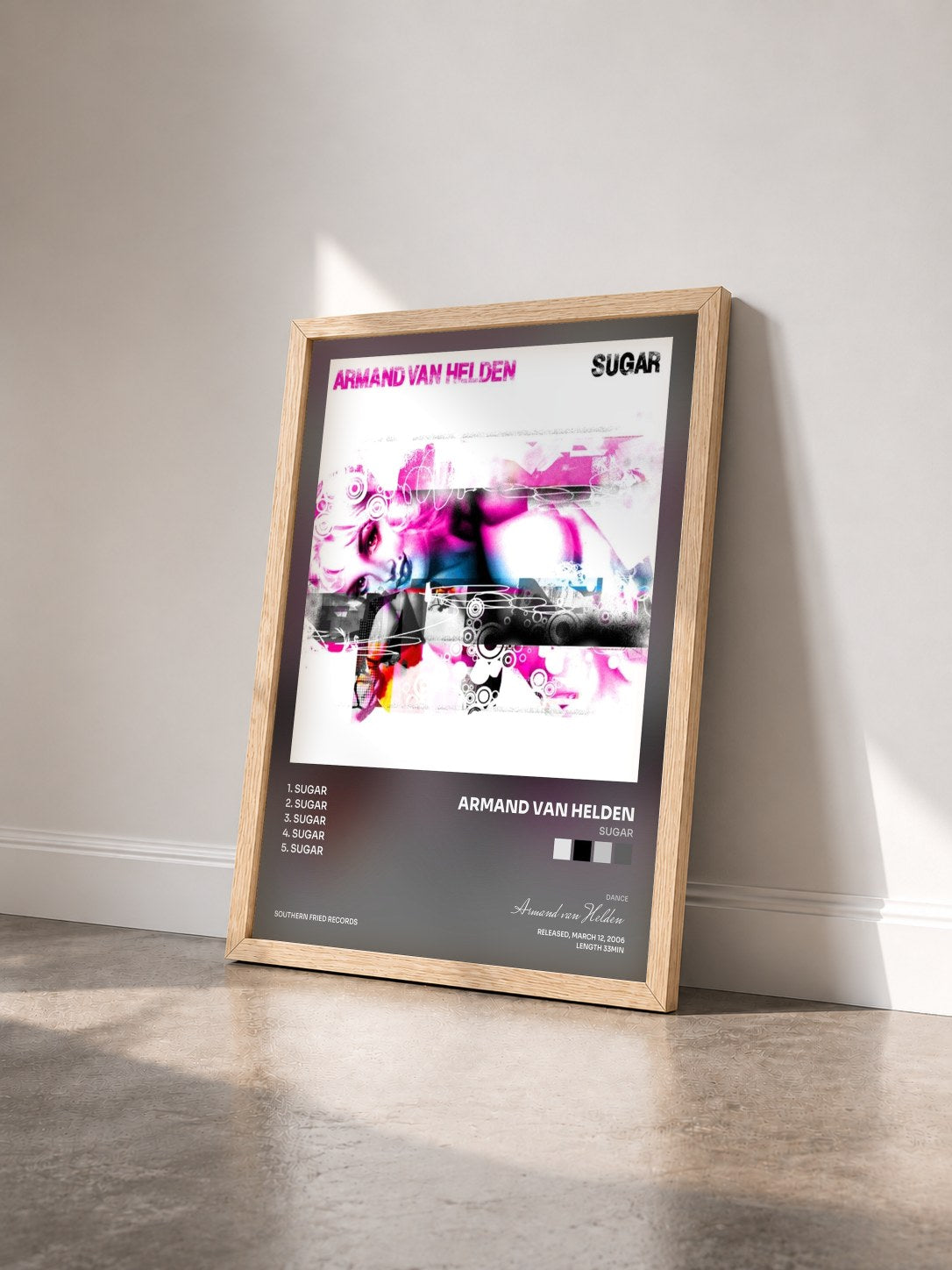 #bois Tableau de l'album Sugar de Armand van Helden vu de trois quarts, cadre en bois brut