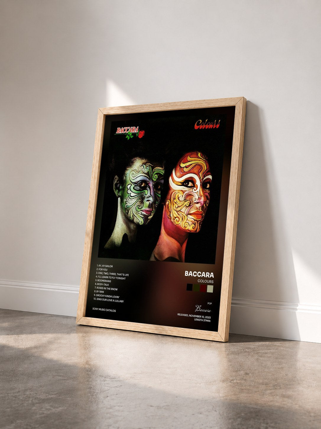 #bois Tableau de l'album Colours de Baccara vu de trois quarts, cadre en bois brut