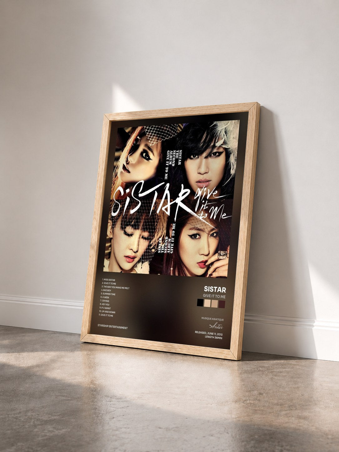 #bois Tableau de l'album Give It To Me de Sistar vu de trois quarts, cadre en bois brut