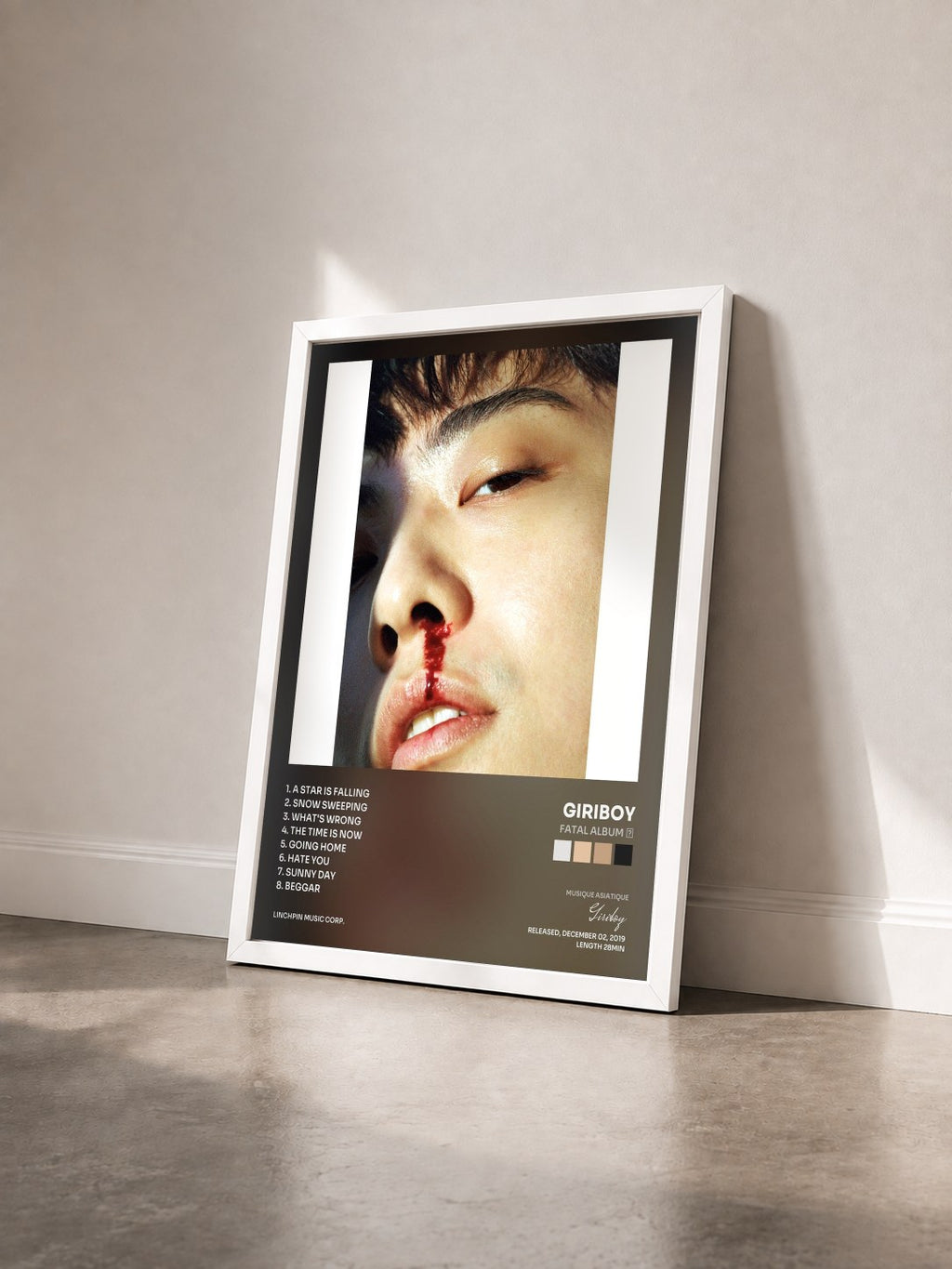 #blanc Tableau de l'album Fatal Album Ⅲ de Giriboy vu de trois quarts, cadre blanc