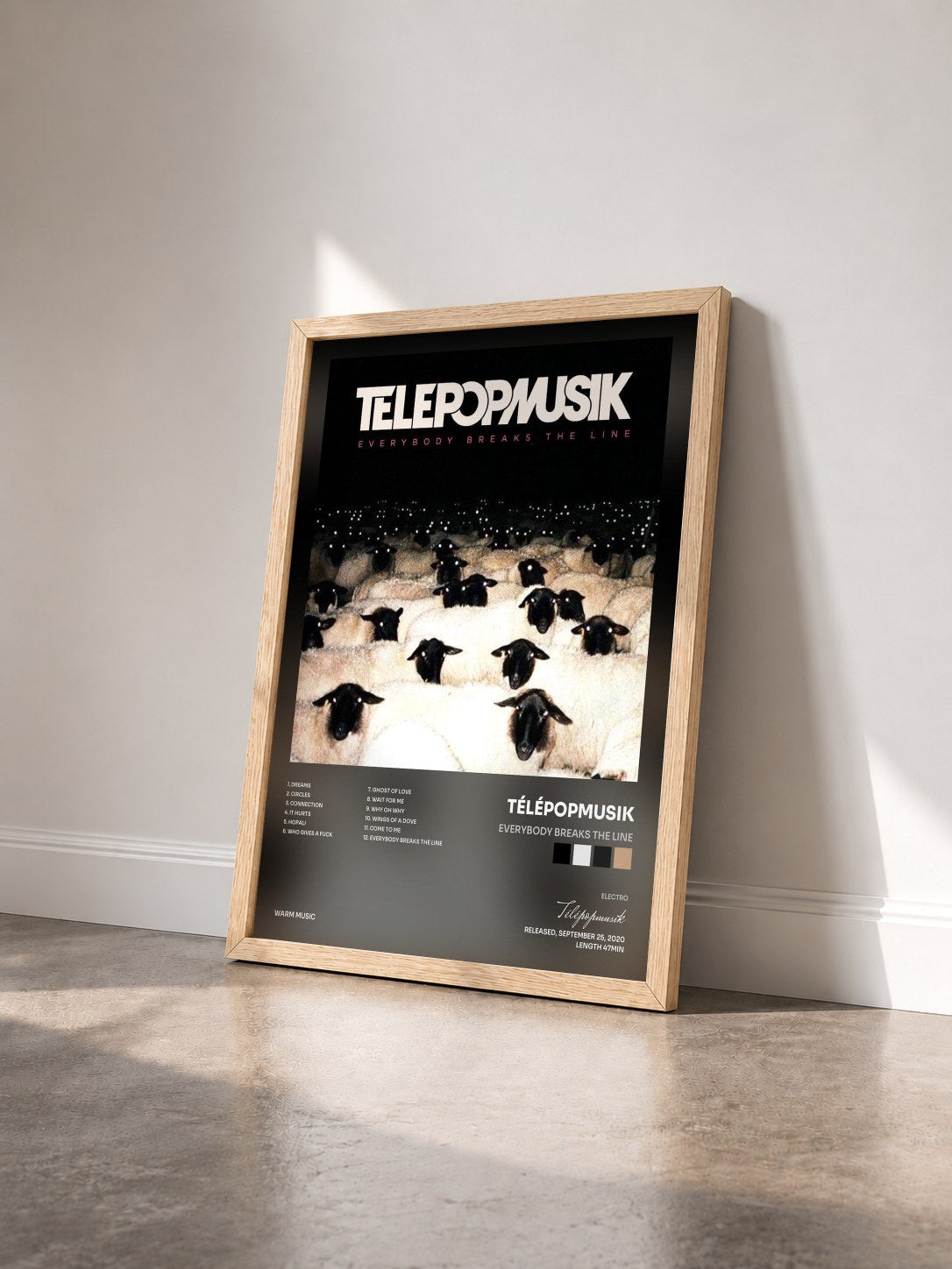 #bois Tableau de l'album Everybody Breaks the Line de Télépopmusik vu de trois quarts, cadre en bois brut