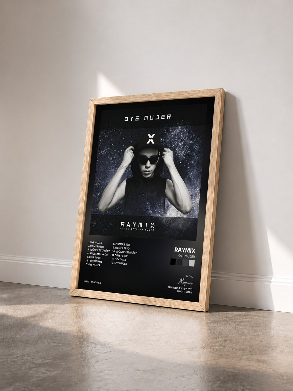 #bois Tableau de l'album Oye Mujer de Raymix vu de trois quarts, cadre en bois brut