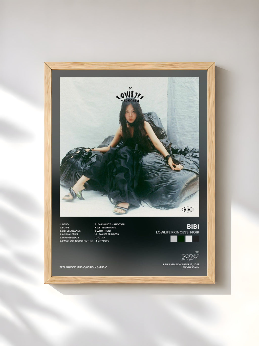 #bois Tableau de l'album Lowlife Princess: Noir de BIBI, cadre en bois brut, imprimé et encadré en France
