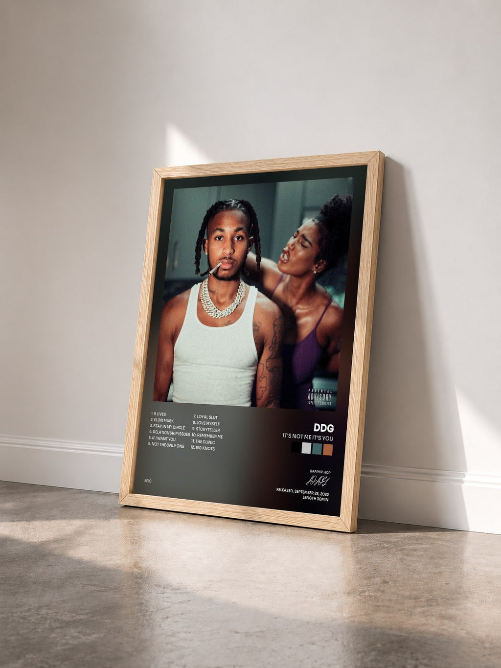 #bois Tableau de l'album It's Not Me It's You de DDG vu de trois quarts, cadre en bois brut