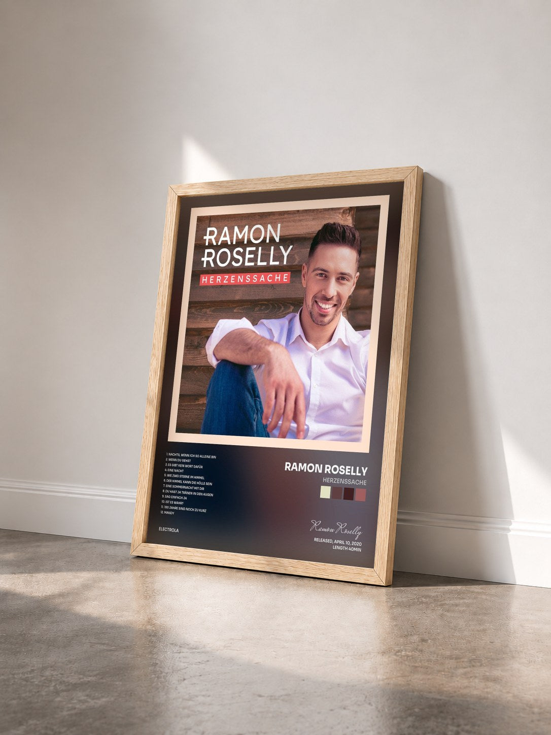 #bois Tableau de l'album Herzenssache de Ramon Roselly vu de trois quarts, cadre en bois brut
