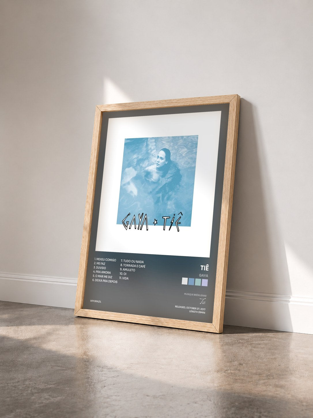 #bois Tableau de l'album Gaya de Tiê vu de trois quarts, cadre en bois brut