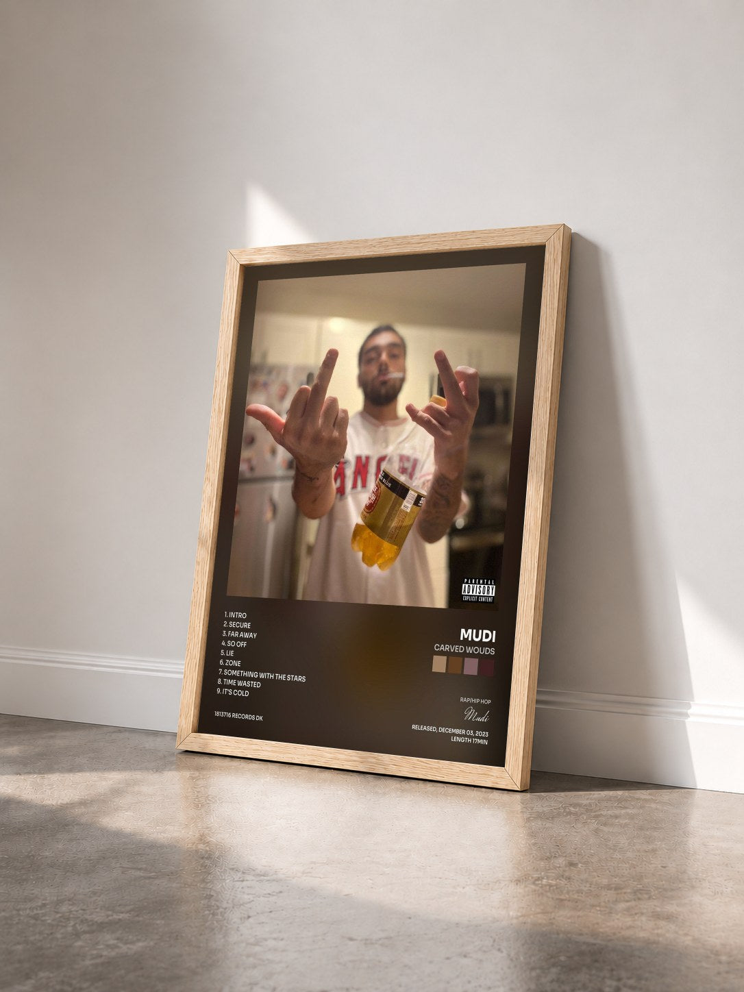 #bois Tableau de l'album Carved Wouds de Mudi vu de trois quarts, cadre en bois brut