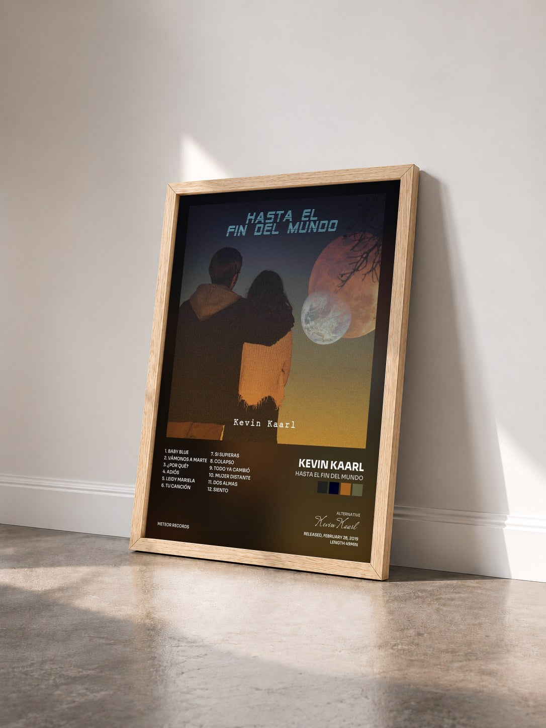 #bois Tableau de l'album Hasta el Fin Del Mundo de Kevin Kaarl vu de trois quarts, cadre en bois brut