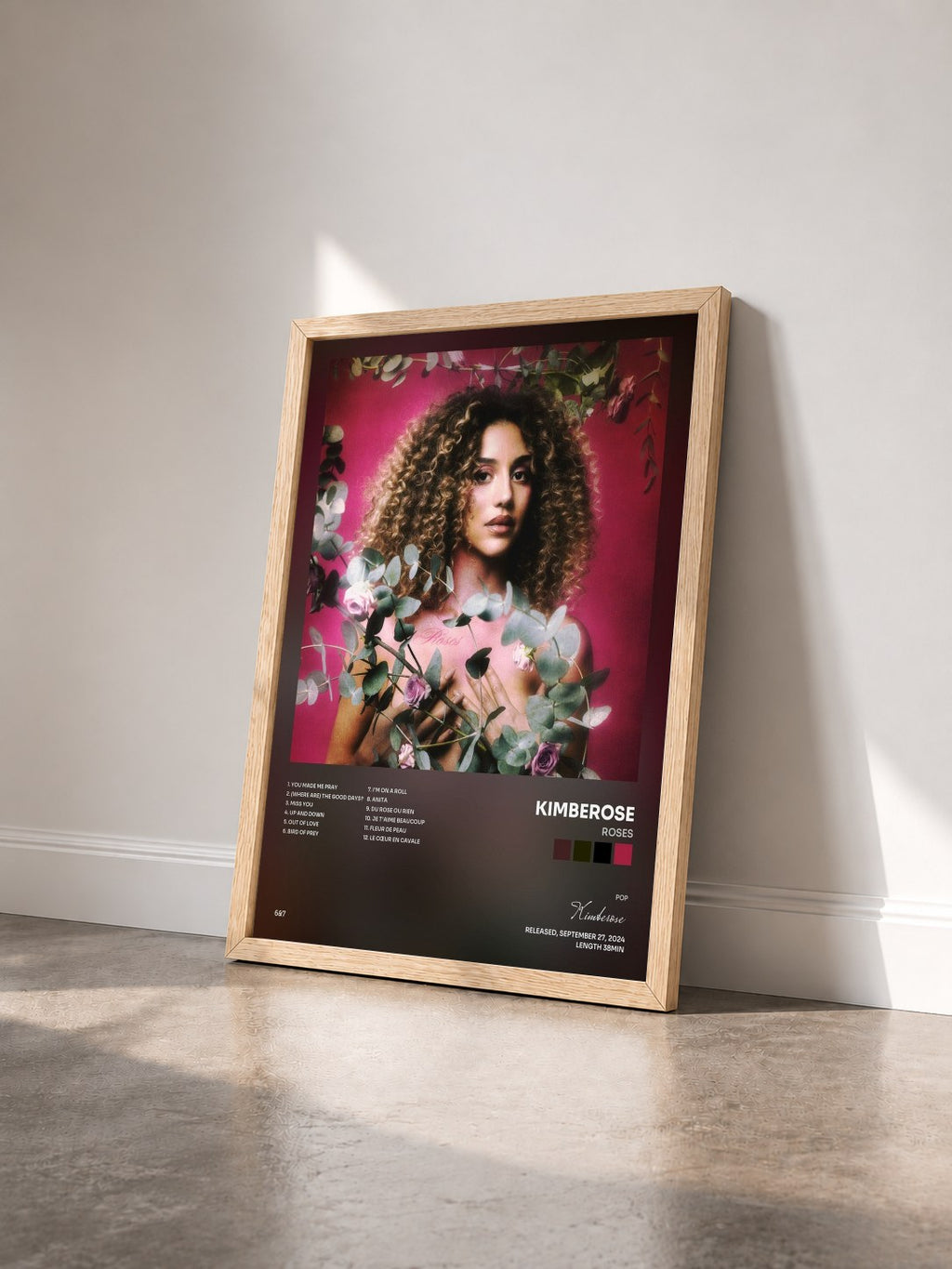 #bois Tableau de l'album Roses de Kimberose vu de trois quarts, cadre en bois brut