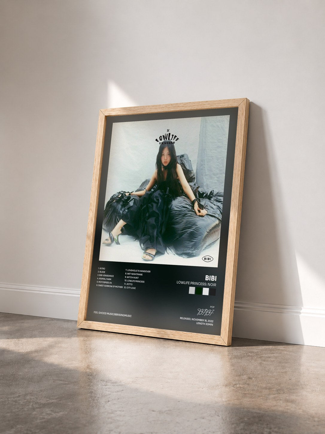 #bois Tableau de l'album Lowlife Princess: Noir de BIBI vu de trois quarts, cadre en bois brut