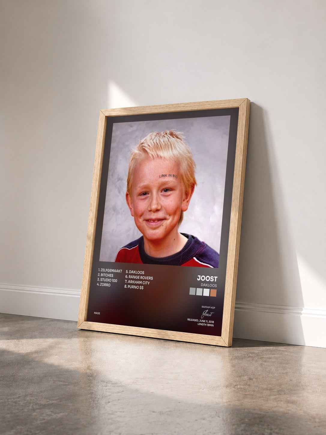 #bois Tableau de l'album Dakloos de Joost vu de trois quarts, cadre en bois brut