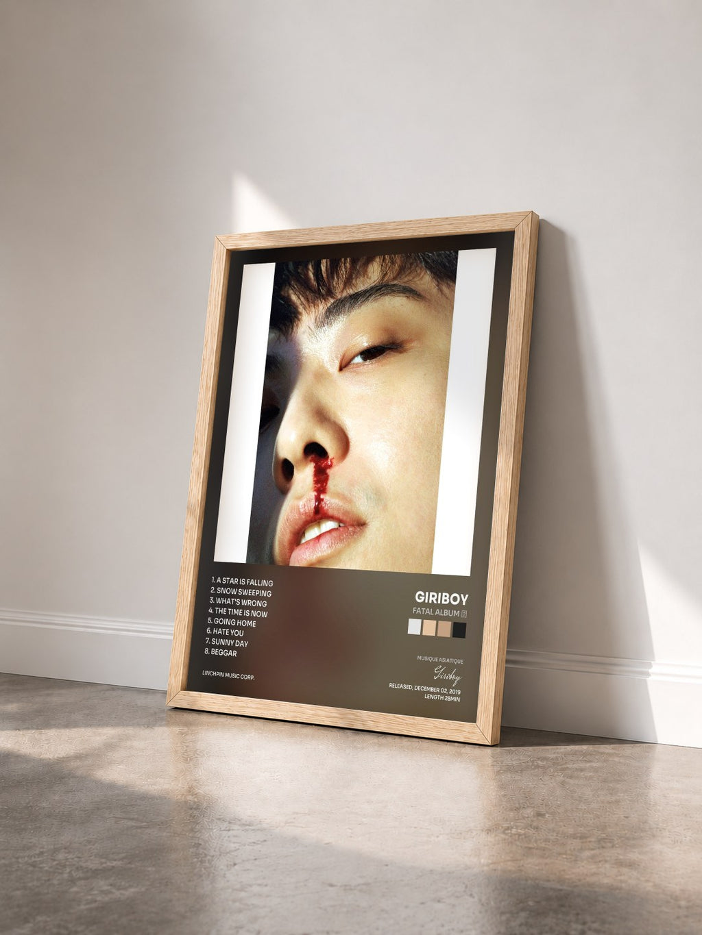 #bois Tableau de l'album Fatal Album Ⅲ de Giriboy vu de trois quarts, cadre en bois brut