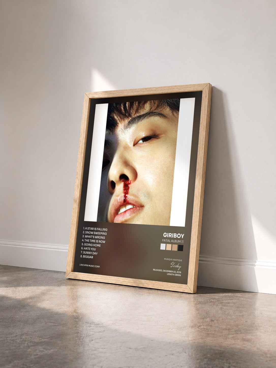 #bois Tableau de l'album Fatal Album Ⅲ de Giriboy vu de trois quarts, cadre en bois brut