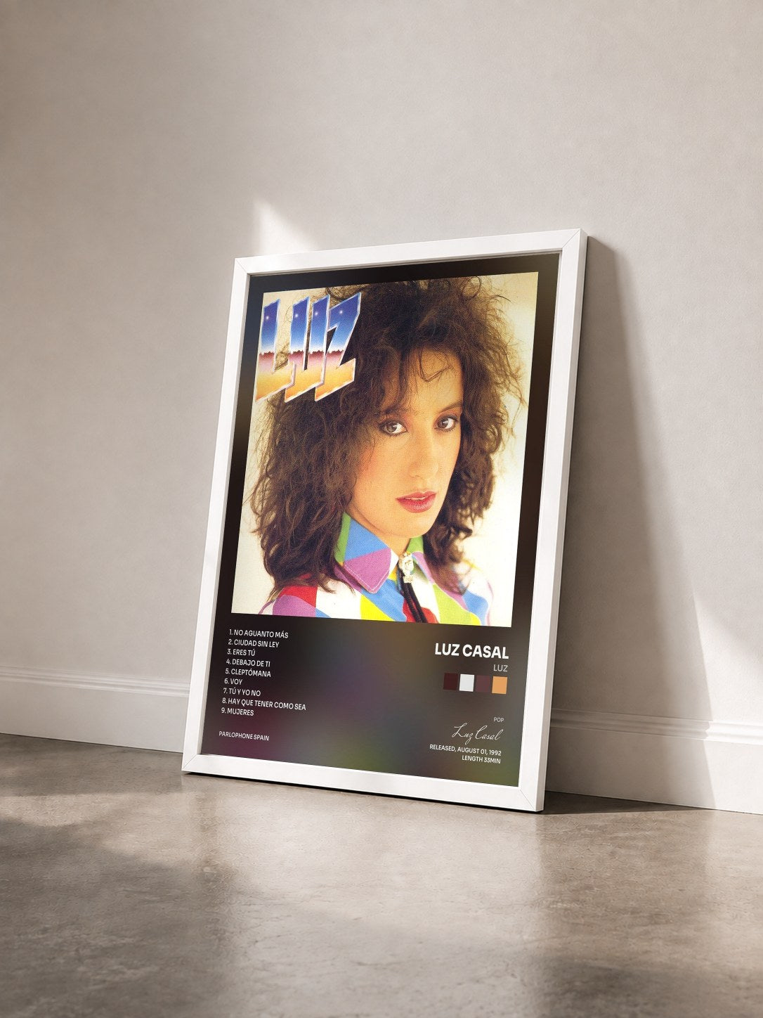 #blanc Tableau de l'album Luz de Luz Casal vu de trois quarts, cadre blanc
