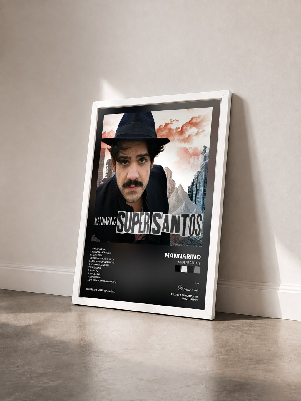 #blanc Tableau de l'album Supersantos de Mannarino vu de trois quarts, cadre blanc