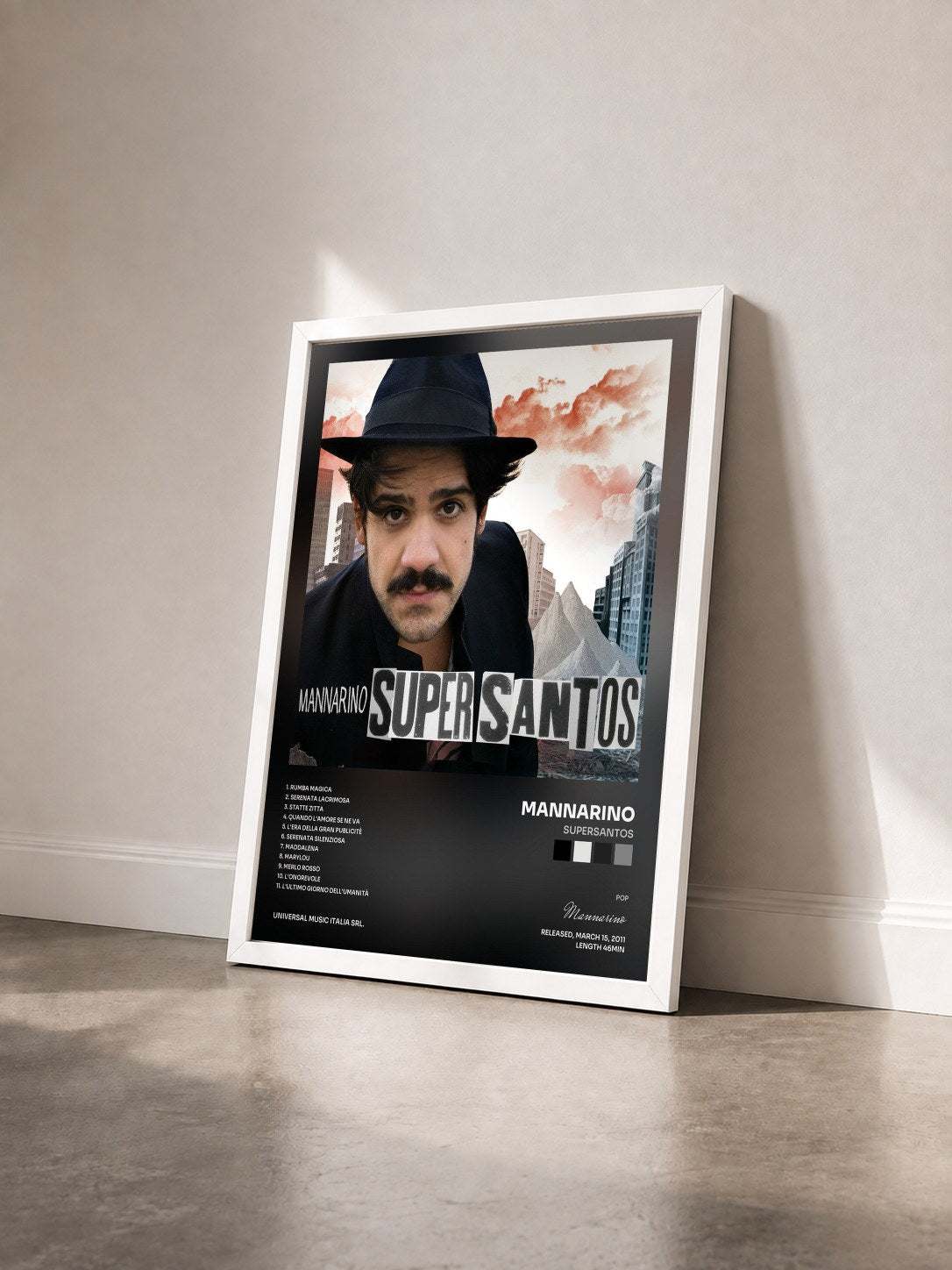 #blanc Tableau de l'album Supersantos de Mannarino vu de trois quarts, cadre blanc