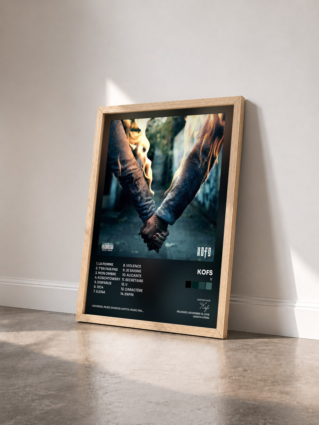 #bois Tableau de l'album V de Kofs vu de trois quarts, cadre en bois brut