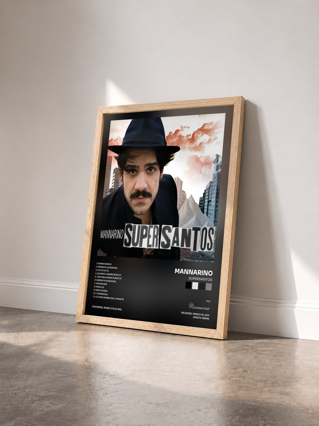 #bois Tableau de l'album Supersantos de Mannarino vu de trois quarts, cadre en bois brut