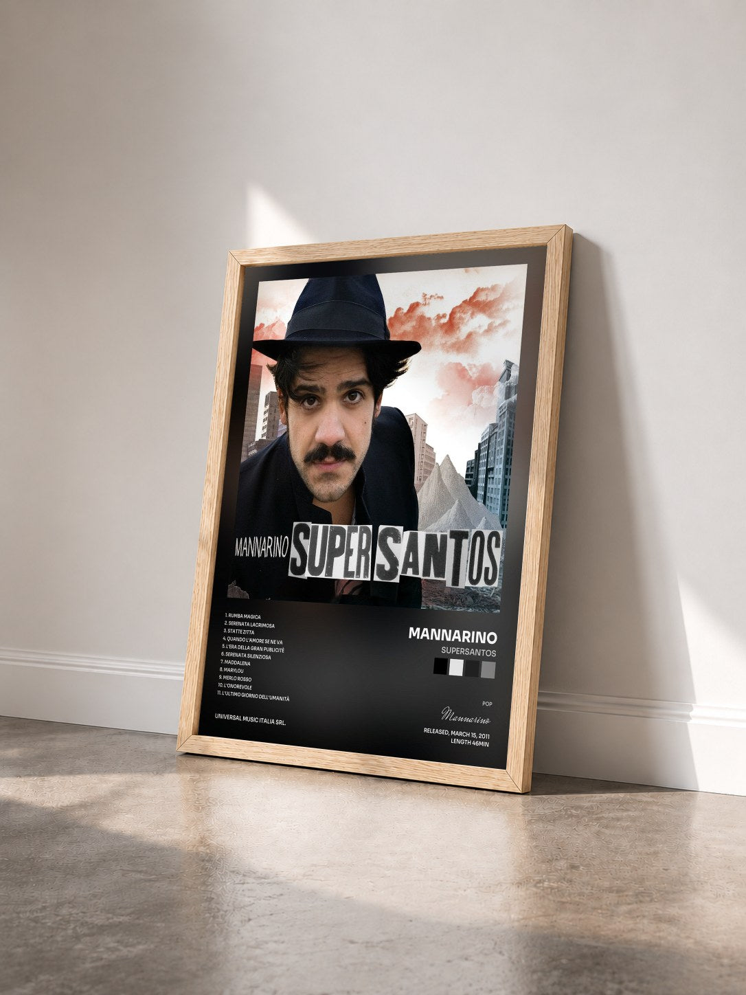#bois Tableau de l'album Supersantos de Mannarino vu de trois quarts, cadre en bois brut