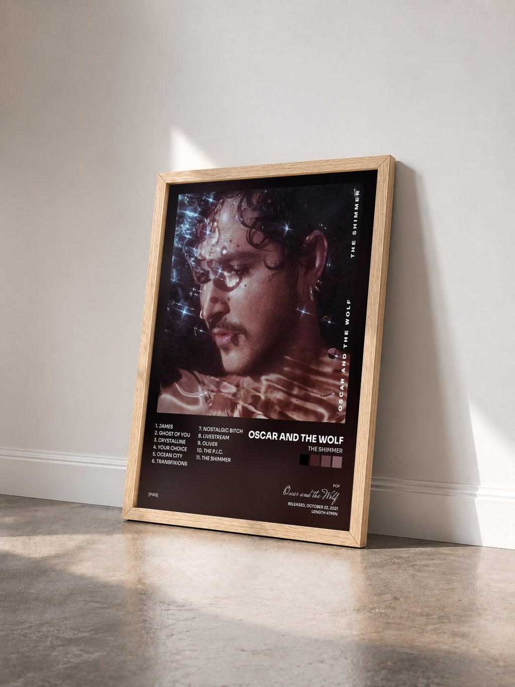 #bois Tableau de l'album The Shimmer de Oscar and the Wolf vu de trois quarts, cadre en bois brut