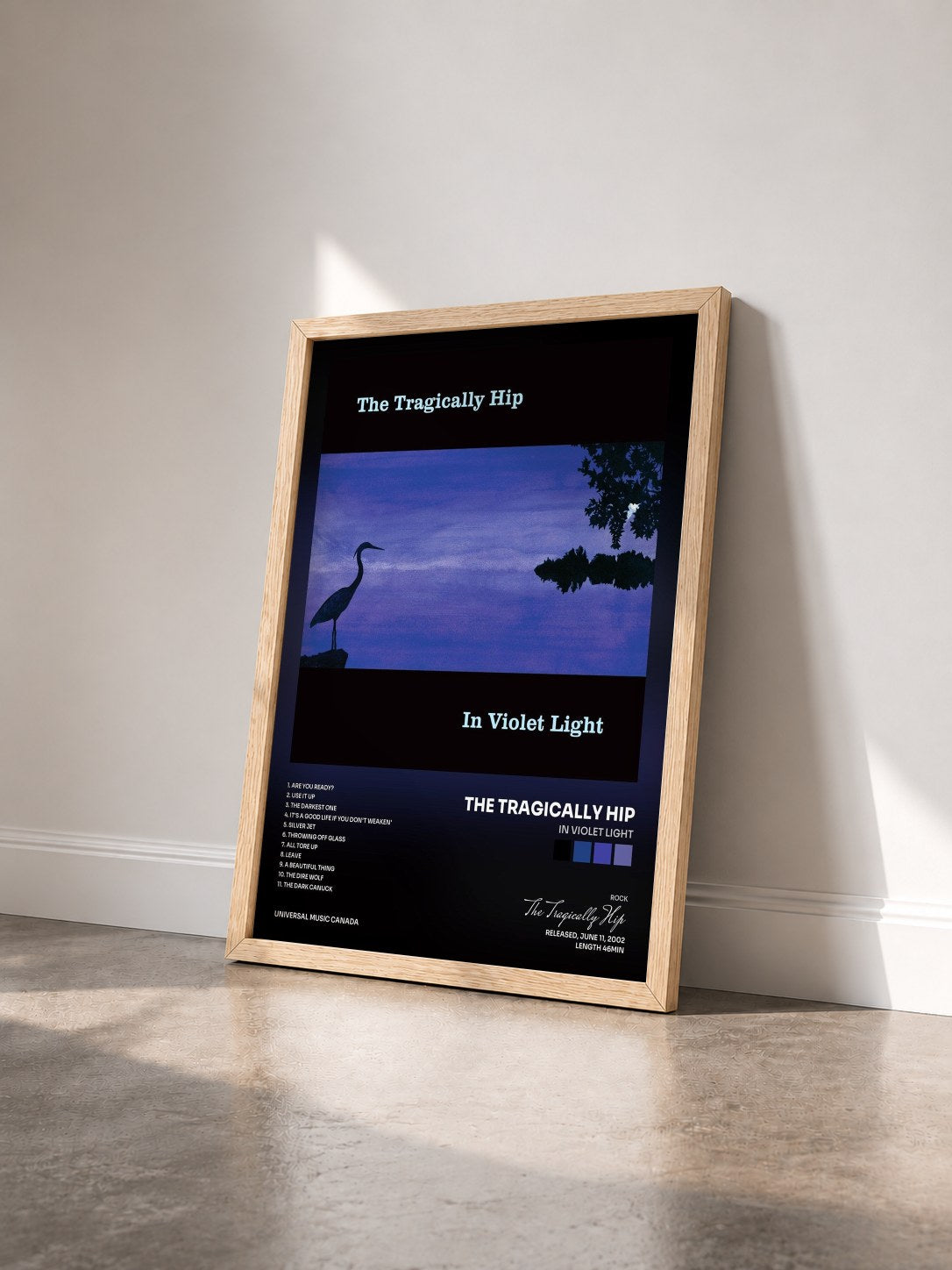 #bois Tableau de l'album In Violet Light de The Tragically Hip vu de trois quarts, cadre en bois brut