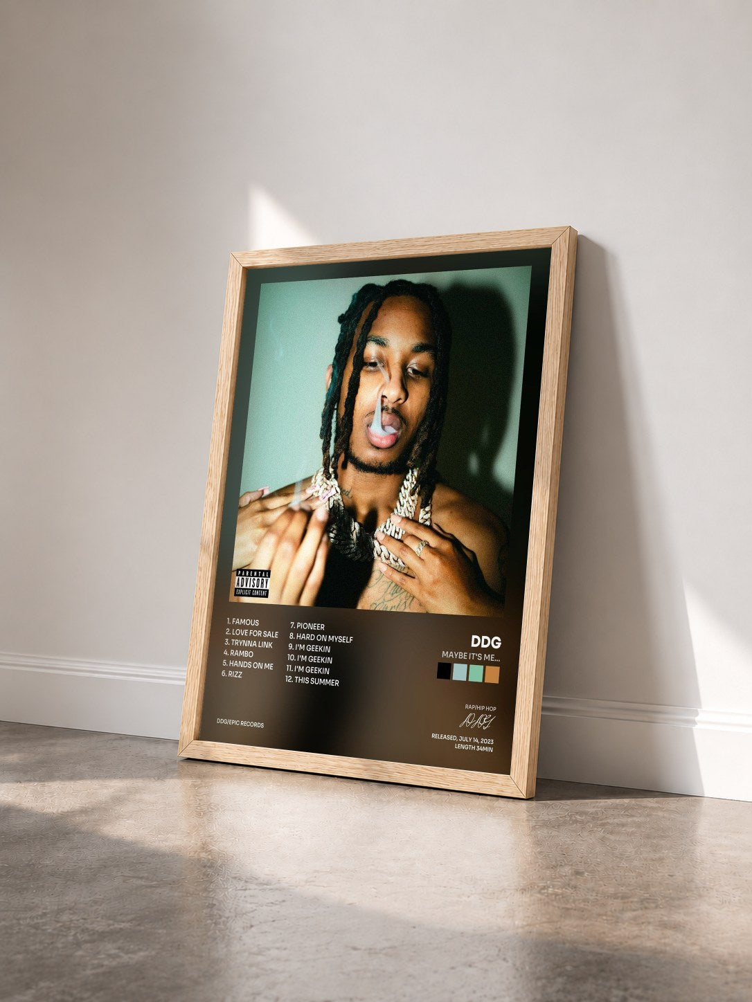 #bois Tableau de l'album Maybe It's Me... de DDG vu de trois quarts, cadre en bois brut