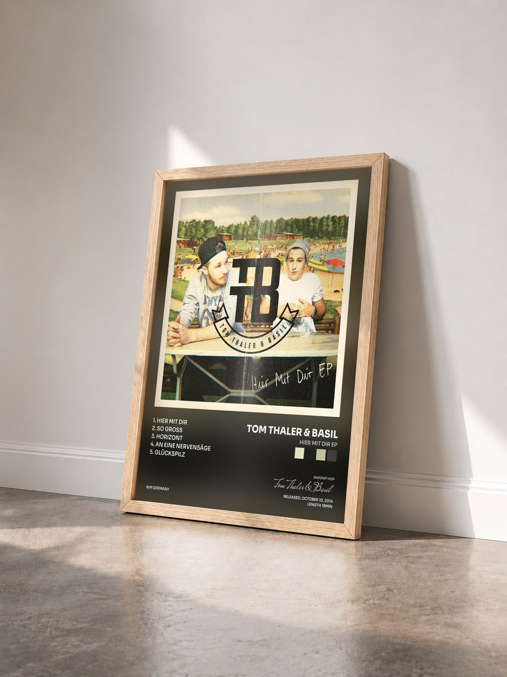 #bois Tableau de l'album Hier Mit Dir EP de Tom Thaler & Basil vu de trois quarts, cadre en bois brut