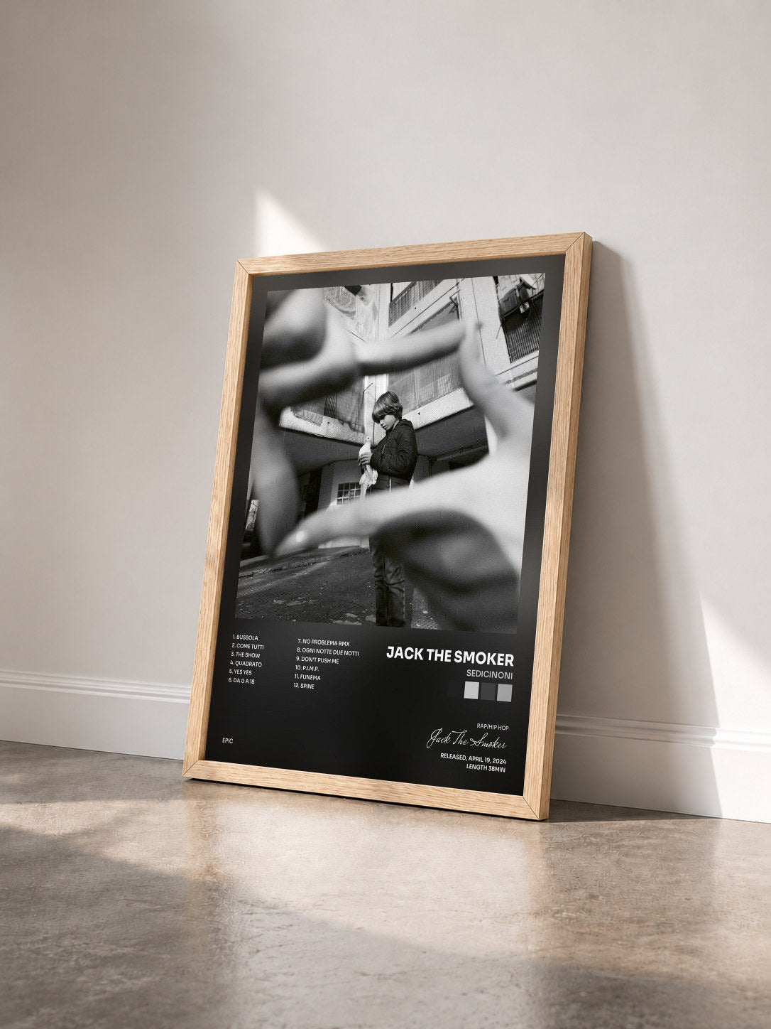 #bois Tableau de l'album Sedicinoni de Jack The Smoker vu de trois quarts, cadre en bois brut