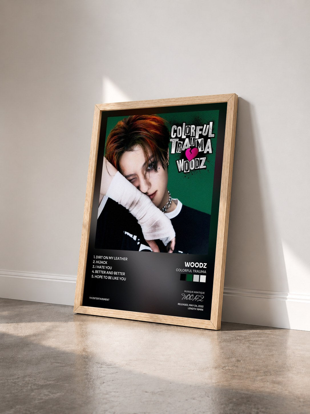 #bois Tableau de l'album COLORFUL TRAUMA de WOODZ vu de trois quarts, cadre en bois brut