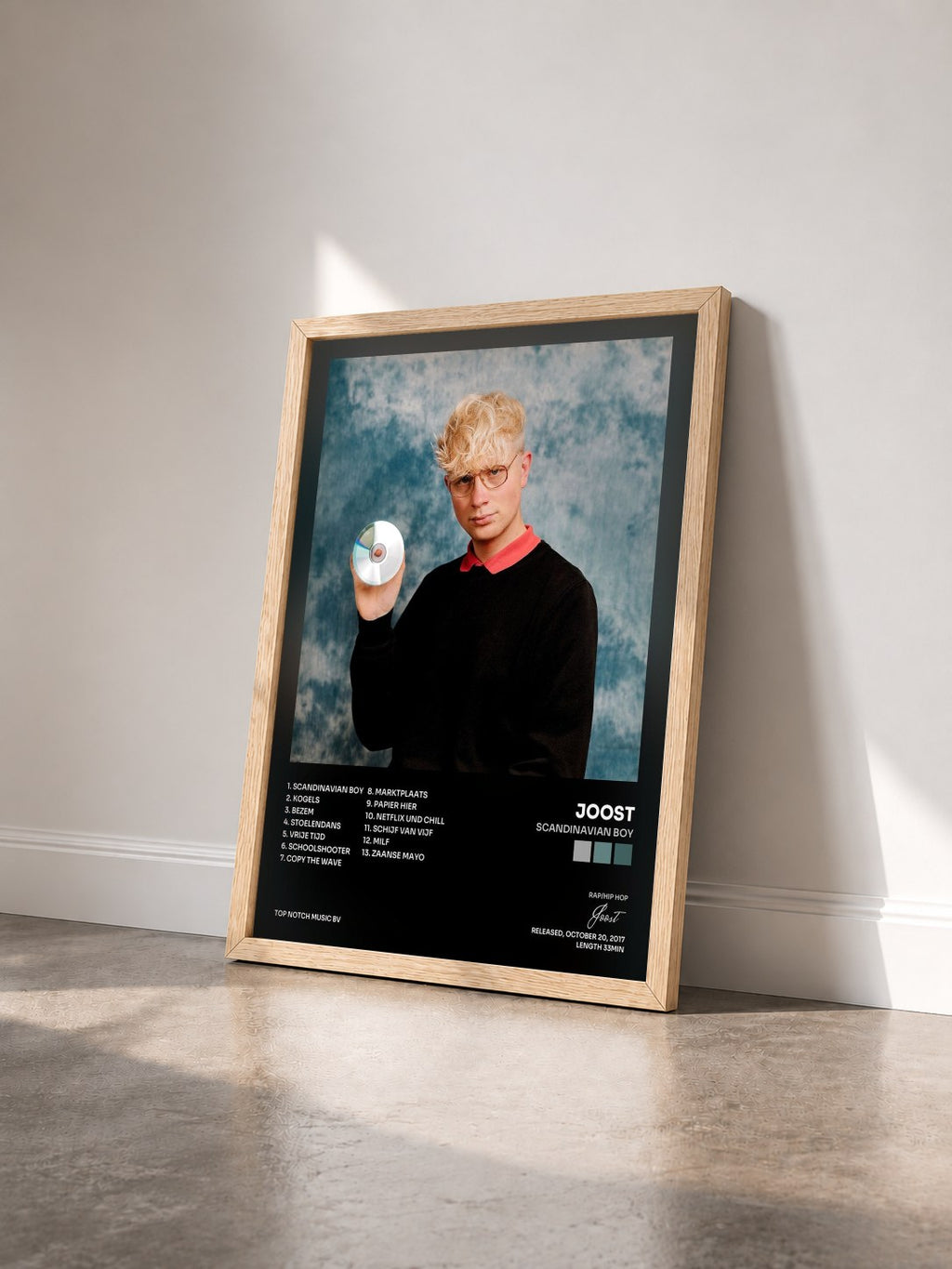 #bois Tableau de l'album Scandinavian Boy de Joost vu de trois quarts, cadre en bois brut